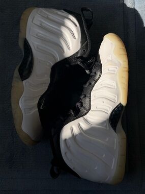 Excellent condition White  Nike Foamposities (Youtg size)